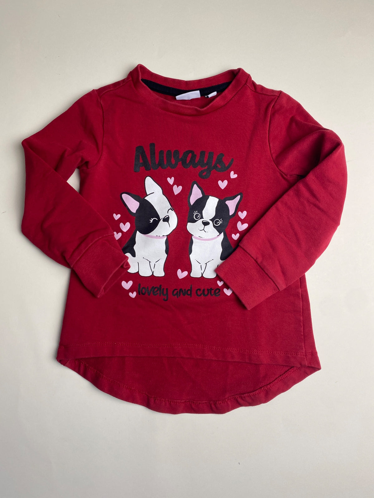 Felpa asimmetrica rossa con stampa cani e cuori