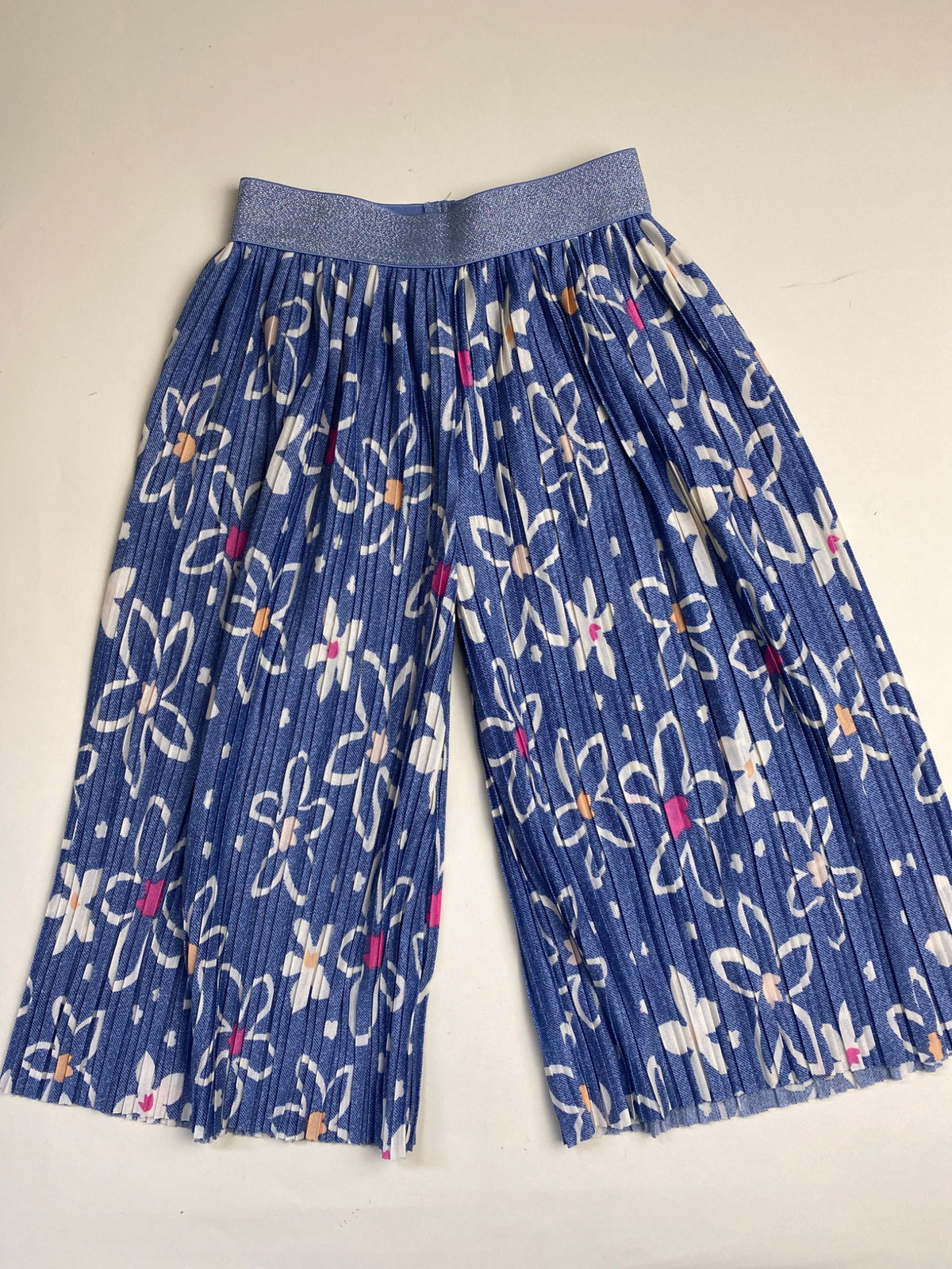 Pantaloni a culotte plissettati blu con stampa floreale