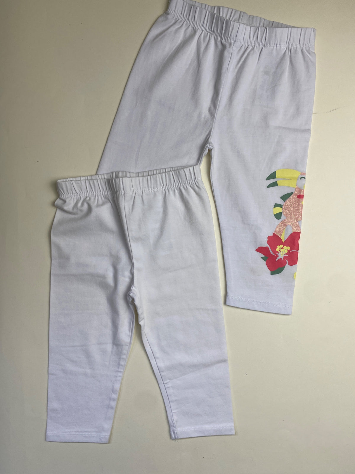 Set 2 Leggings mezza gamba Bambina Bianchi, uno con stampa tropicale