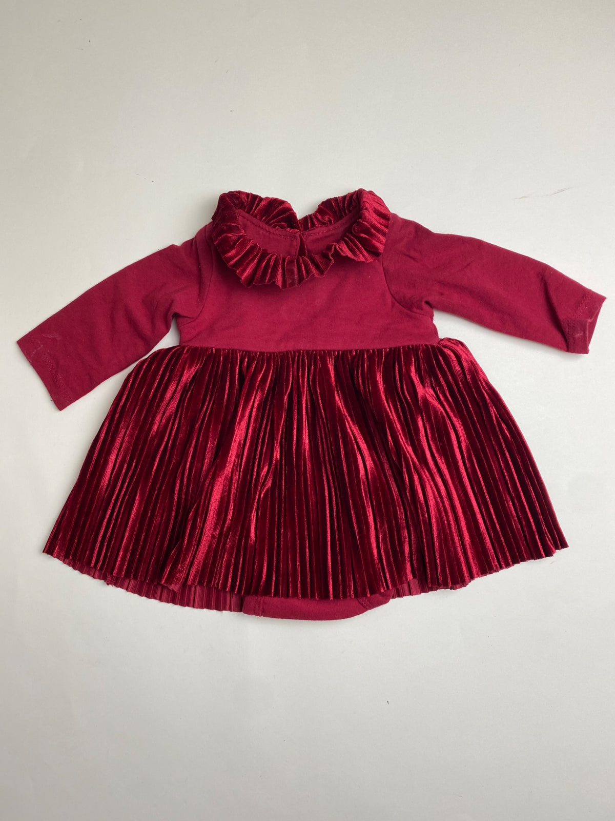 Vestito neonata rosso bordeaux con gonna in velluto plissettato