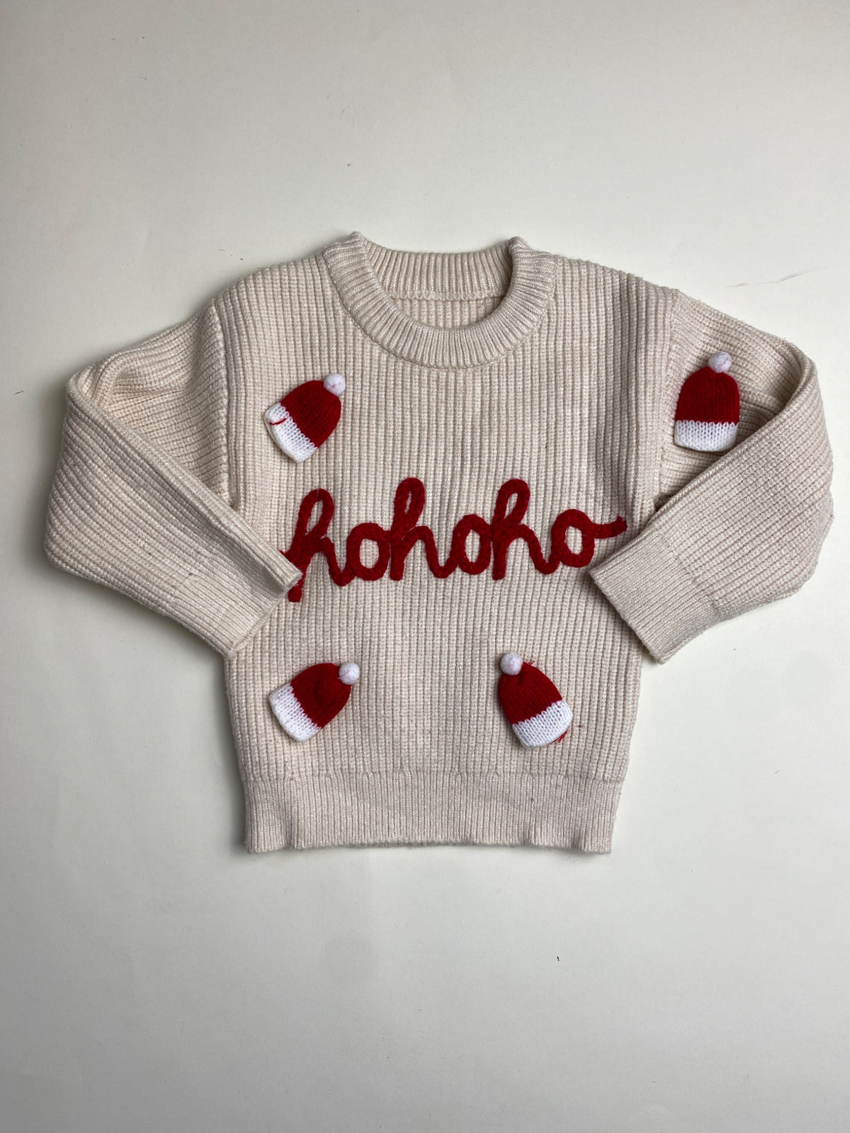 Maglione Natalizio Beige con Scritta Hohoho e Cappelli di Babbo Natale