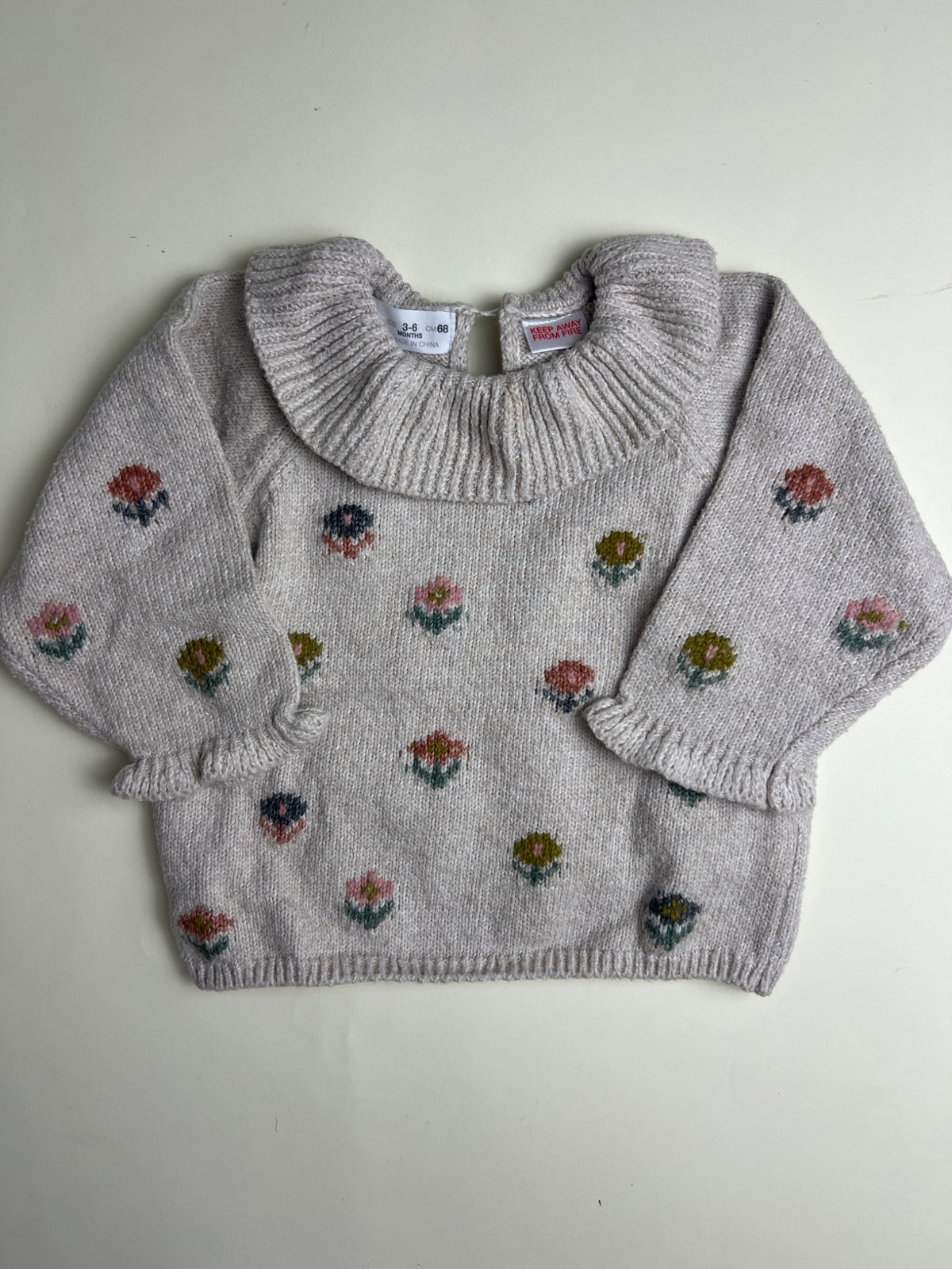 Maglione con colletto a balze
