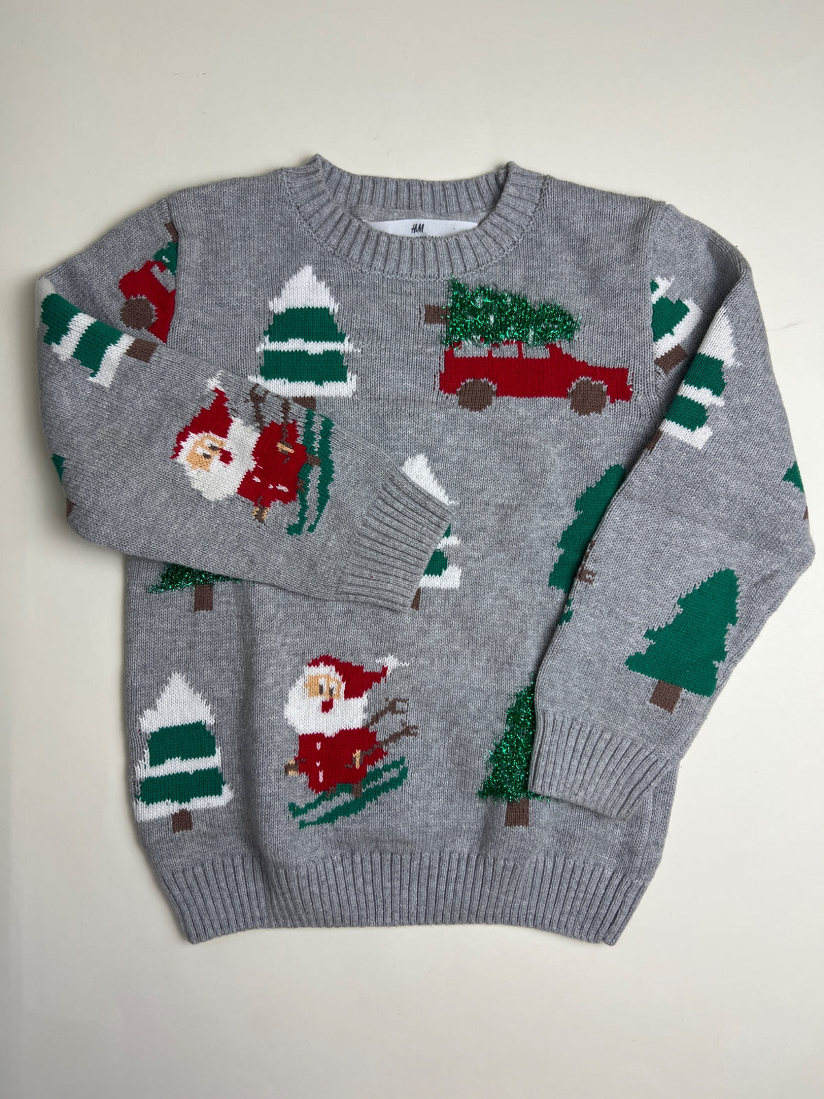 Maglione natalizio grigio con Babbo Natale e alberi